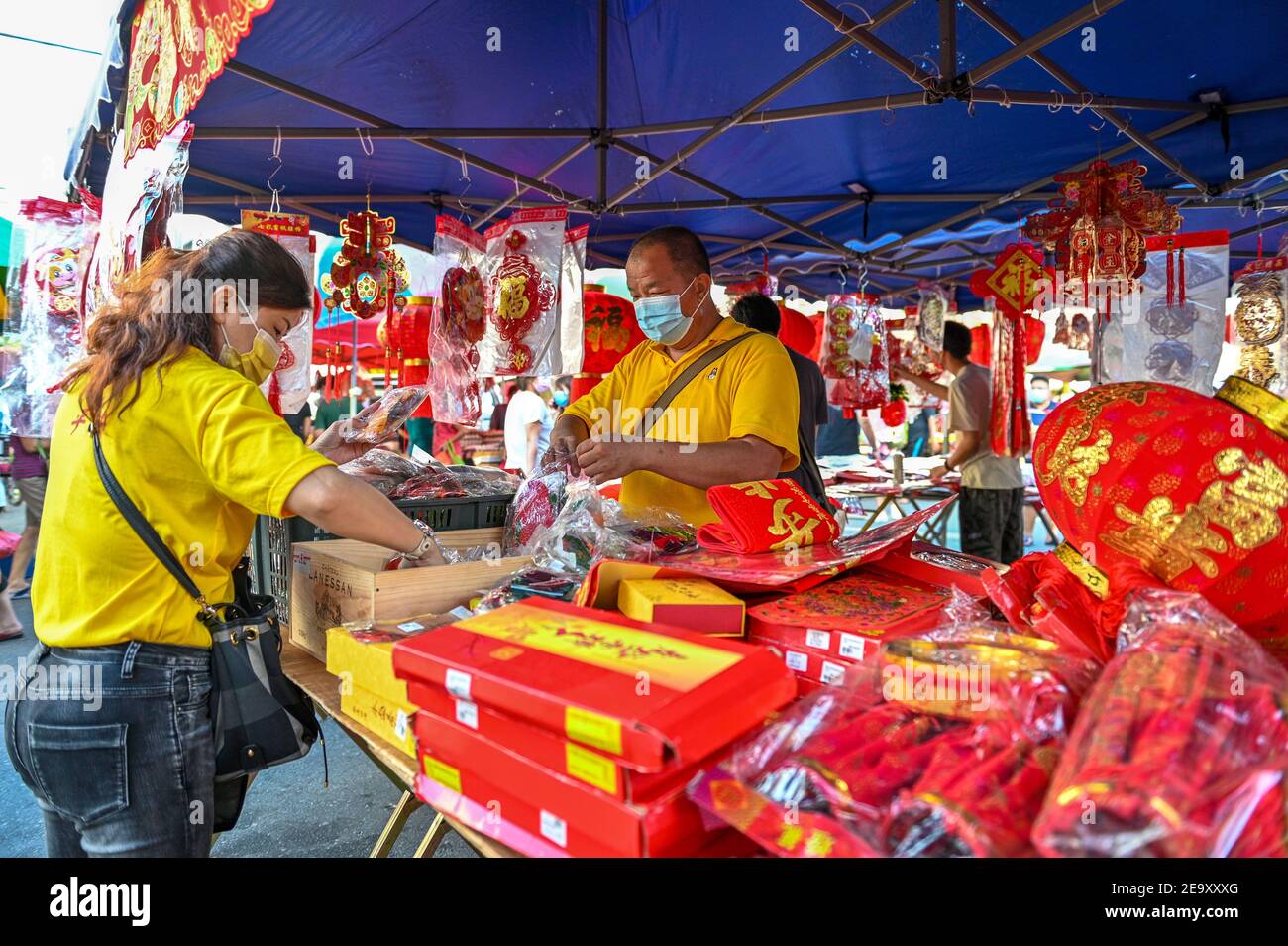 Kuala Lumpur, Malaysia. 6th Feb, 2021. People wearing face masks shop for Chinese New Year decorations at a market in Klang of Selangor state, Malaysia, Feb. 6, 2021. Credit: Chong Voon Chung/Xinhua/Alamy Live News Stock Photo