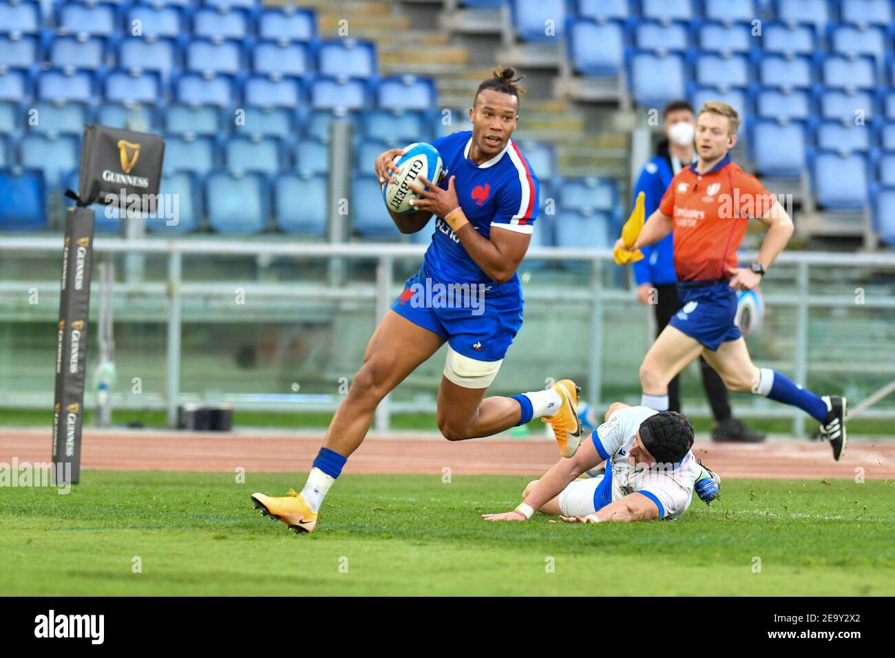 Rome, Italy. 6th Feb, 2021. Rome, Italy, Stadio Olimpico, February 06, 2021, Teddy Thomas (France) carries the ball during Italy vs France - Rugby Six Nations match Credit: Carlo Cappuccitti/LPS/ZUMA Wire/Alamy Live News Stock Photo