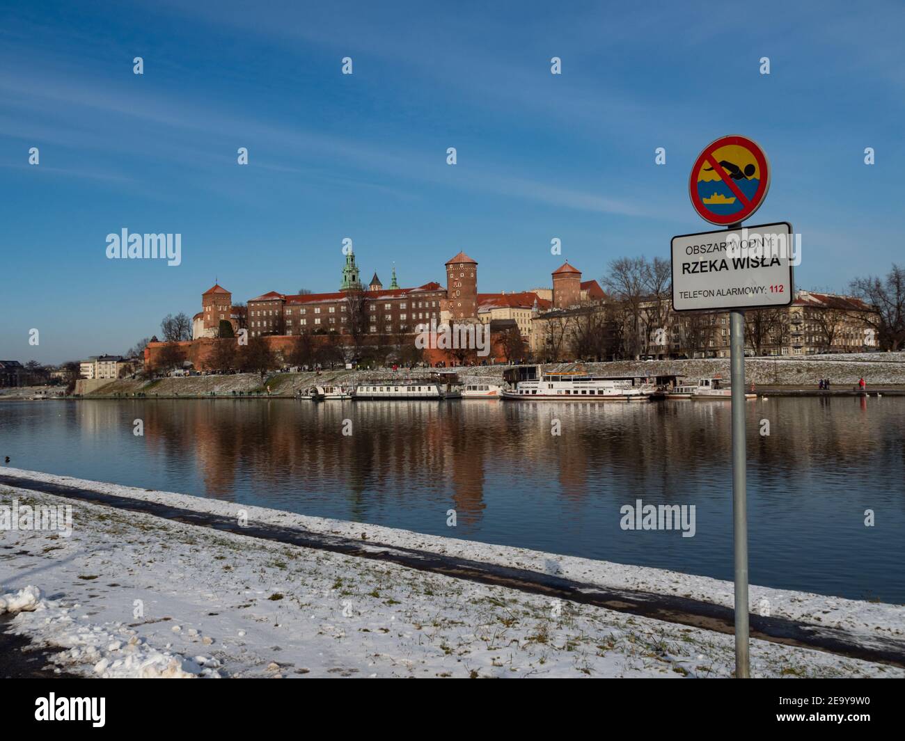 31/01/2021 - Poland/Cracow - view over Vistula River and Wawel Castle, the biggest attraction of Cracow. Winter time. Sign saying to not swim here. Stock Photo