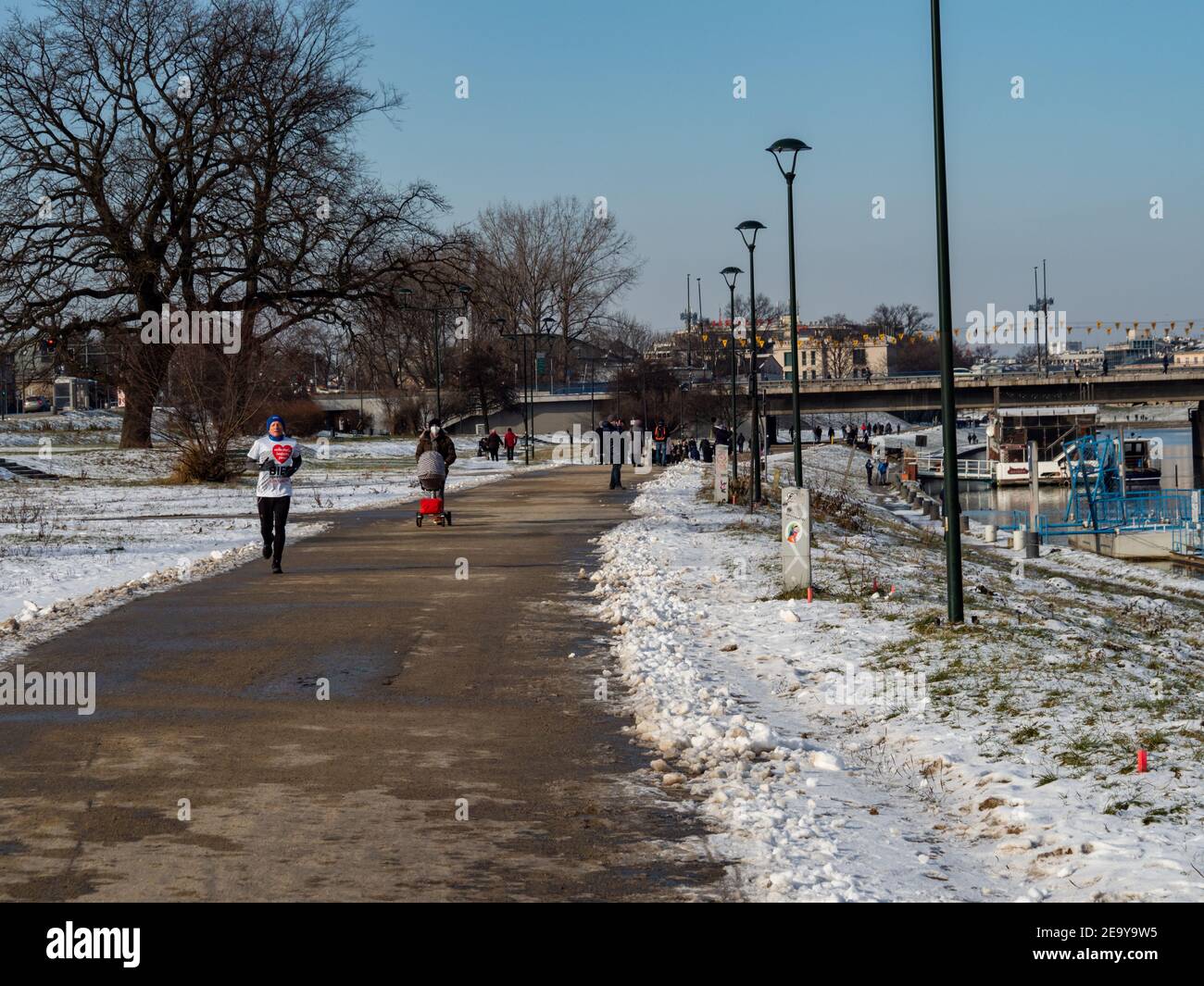 31/01/2021 - Poland Cracow. Vistula River boulevards. Winter cold day and people running or walking. Stock Photo