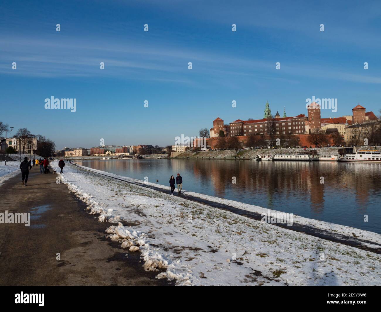 31/01/2021 - Poland Cracow. Vistula River boulevards. Winter cold day and people running or walking. Wawel Castle in the background. Stock Photo