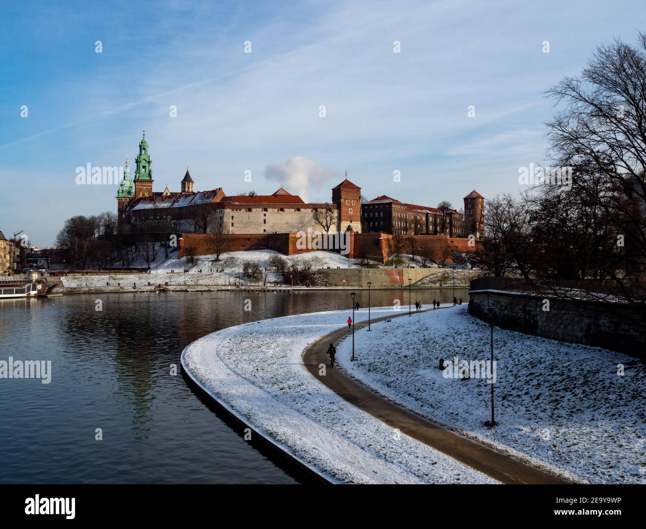 31/01/2021 - Poland/Cracow - view over Vistula River and Wawel Castle, the biggest attraction of Cracow. Winter time. View over the castle and river b Stock Photo