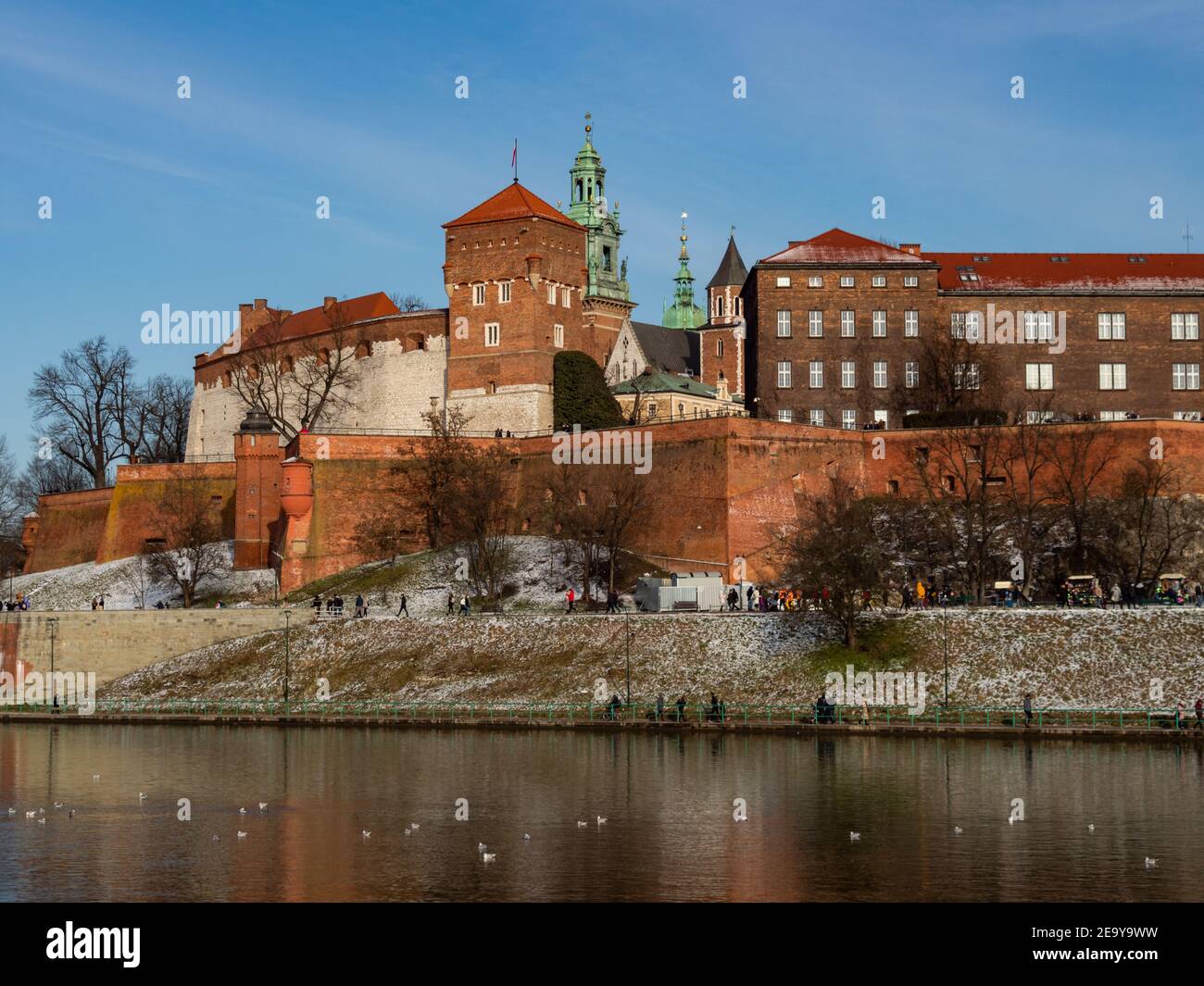 31/01/2021 - Poland/Cracow - view over Vistula River and Wawel Castle, the biggest attraction of Cracow. Winter time Stock Photo