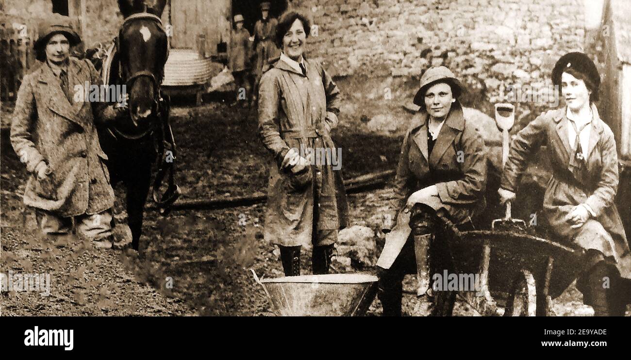 WVWI - Land Girls and women taking over the jobs of their menfolk in  Britain. These are  working in the agricultural trade farming and looking after the farm horses one of the many tasks they learned whilst their menfolk were at war Stock Photo