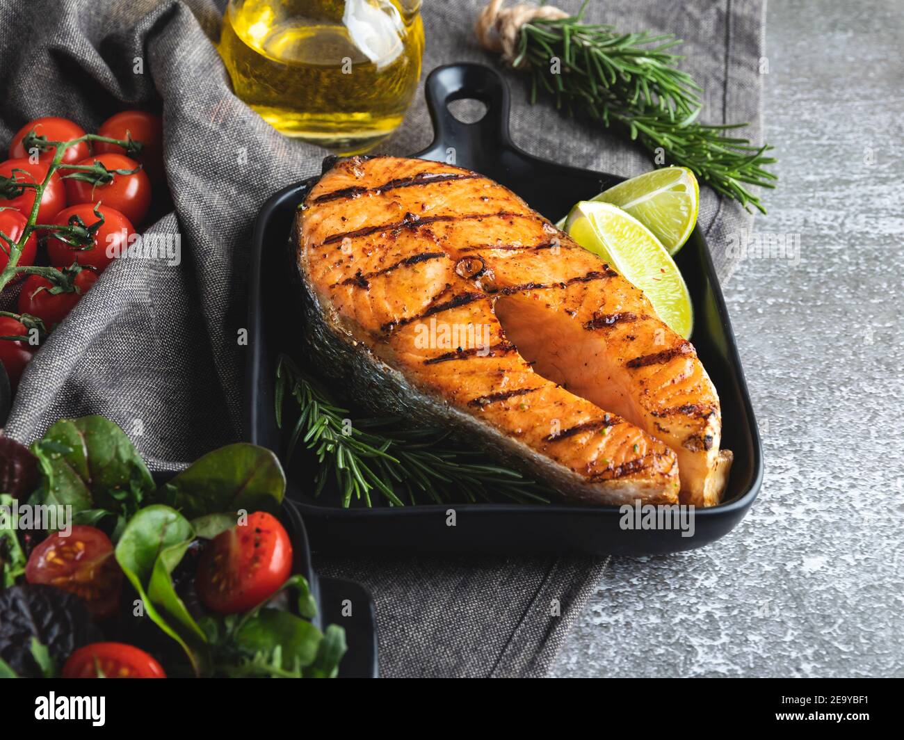 Charcoal grill fish hires stock photography and images Alamy