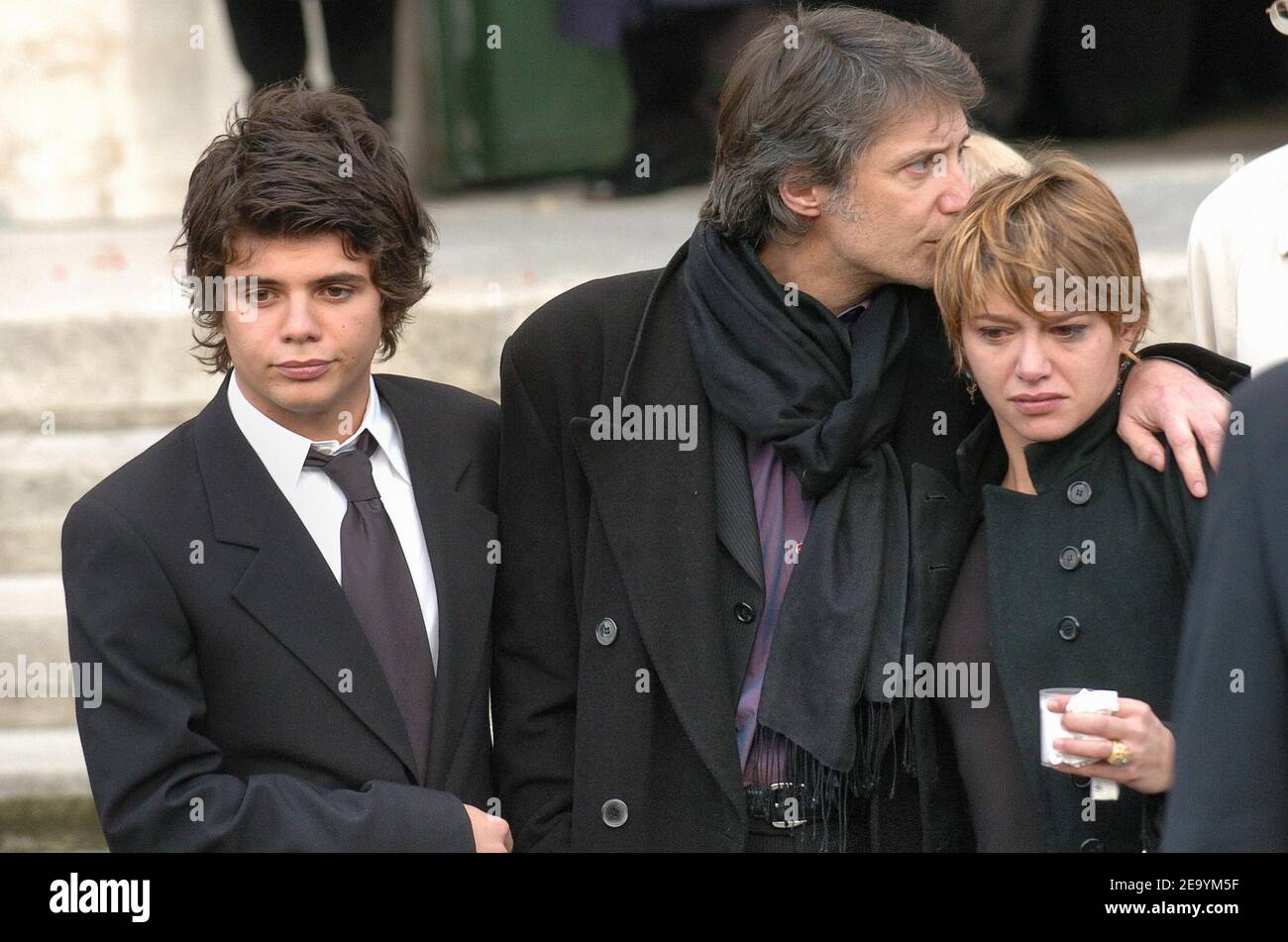 French actor Antoine De Caunes, his son Jeremie and his daughter Emma de Caunes attend the funeral of their mother and grand-Mother, French announcer Jacqueline Joubert (who died aged 83) during a ceremony held at Saint Jean-Baptiste church in Neuilly, France near Paris on january 12, 2005. Photo by Gorassini-Klein/ABACA. Stock Photo