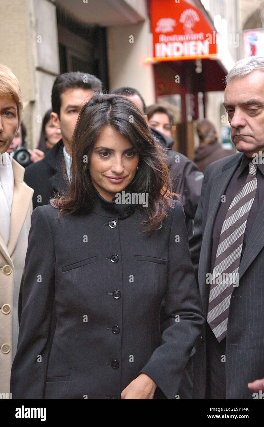 Spanish actress Penelope Cruz leaves the presentation of Italian fashion  designer Armani's 2005 Spring-Summer collection in Paris, France, on  January 24, 2005. Photo by Klein-Nebinger/ABACA Stock Photo - Alamy, image size:861x1390