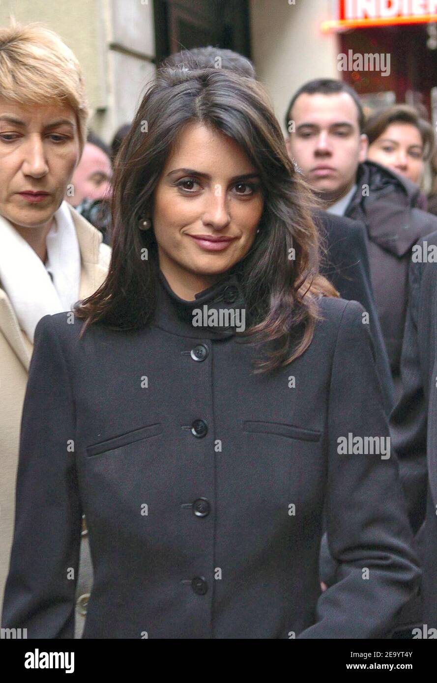 Spanish actress Penelope Cruz leaves the presentation of Italian fashion  designer Armani's 2005 Spring-Summer collection in Paris, France, on  January 24, 2005. Photo by Klein-Nebinger/ABACA Stock Photo - Alamy