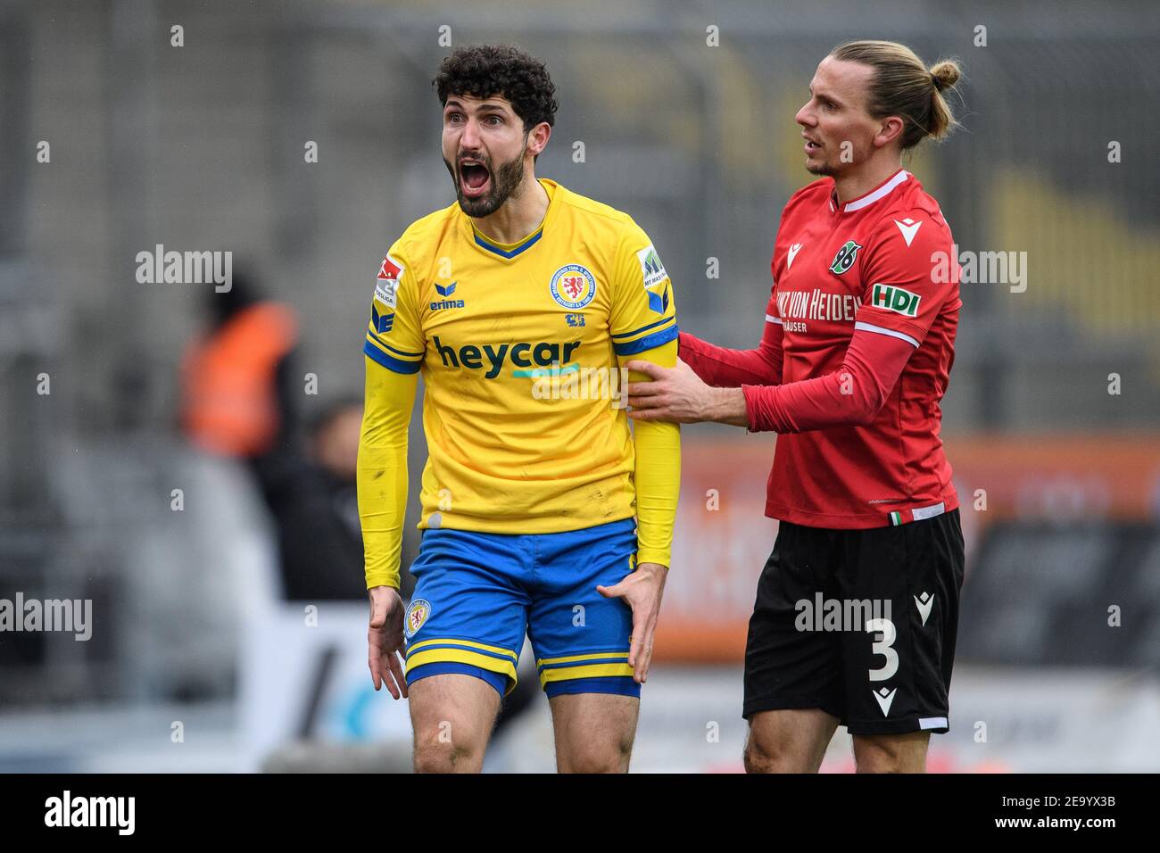 Brunswick, Germany. 06th Feb, 2021. Football: 2. Bundesliga, Eintracht Braunschweig - Hannover 96, Matchday 20 at Eintracht-Stadion. Braunschweig's Fabio Kaufmann (l) and Hannover's Niklas Hult are on the pitch. Credit: Swen Pförtner/dpa - IMPORTANT NOTE: In accordance with the regulations of the DFL Deutsche Fußball Liga and/or the DFB Deutscher Fußball-Bund, it is prohibited to use or have used photographs taken in the stadium and/or of the match in the form of sequence pictures and/or video-like photo series./dpa/Alamy Live News Stock Photo