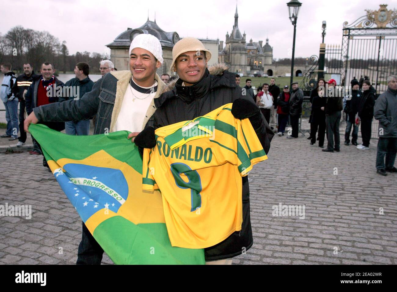 Ronaldo fans outside the Chateau de Chantilly, where Brazilian soccer star Ronaldo and his fiancee, Brazilian top model Daniela Cicarelli, will have dinner with 300 guests to celebrate their engagement, in Chantilly, 50km north of Paris, France, on February 13, 2005. Photo by Gorassini-Hounsfield-Klein-Mousse-Zabulon/ABACA. Stock Photo