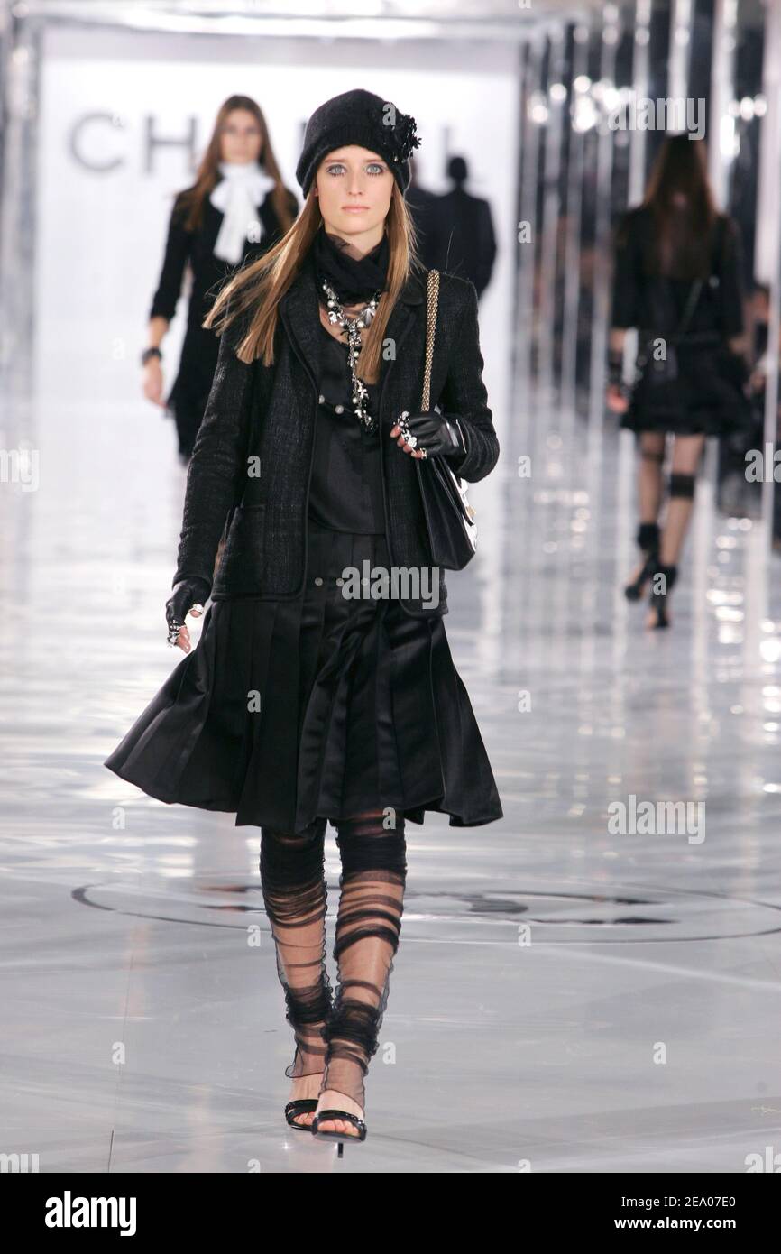 A model displays a creation by German fashion designer Karl Lagerfeld for  Chanel Fall-Winter 2005-2006 ready-to-wear collection presentation in  Paris, France, on March 4, 2005. Photo by Java/ABACA Stock Photo - Alamy