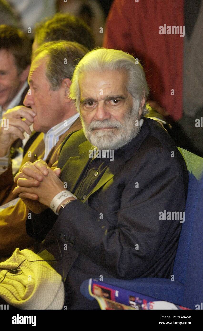 Svag karton Bekræfte Egyptian born actor Omar Sharif attends the European Flyweight Championship  boxing match between French Brahim Asloum and Spanish Jose-Antonio  Lopez-Bueno at the Palais des Sports in Paris, France, on March 14, 2005.