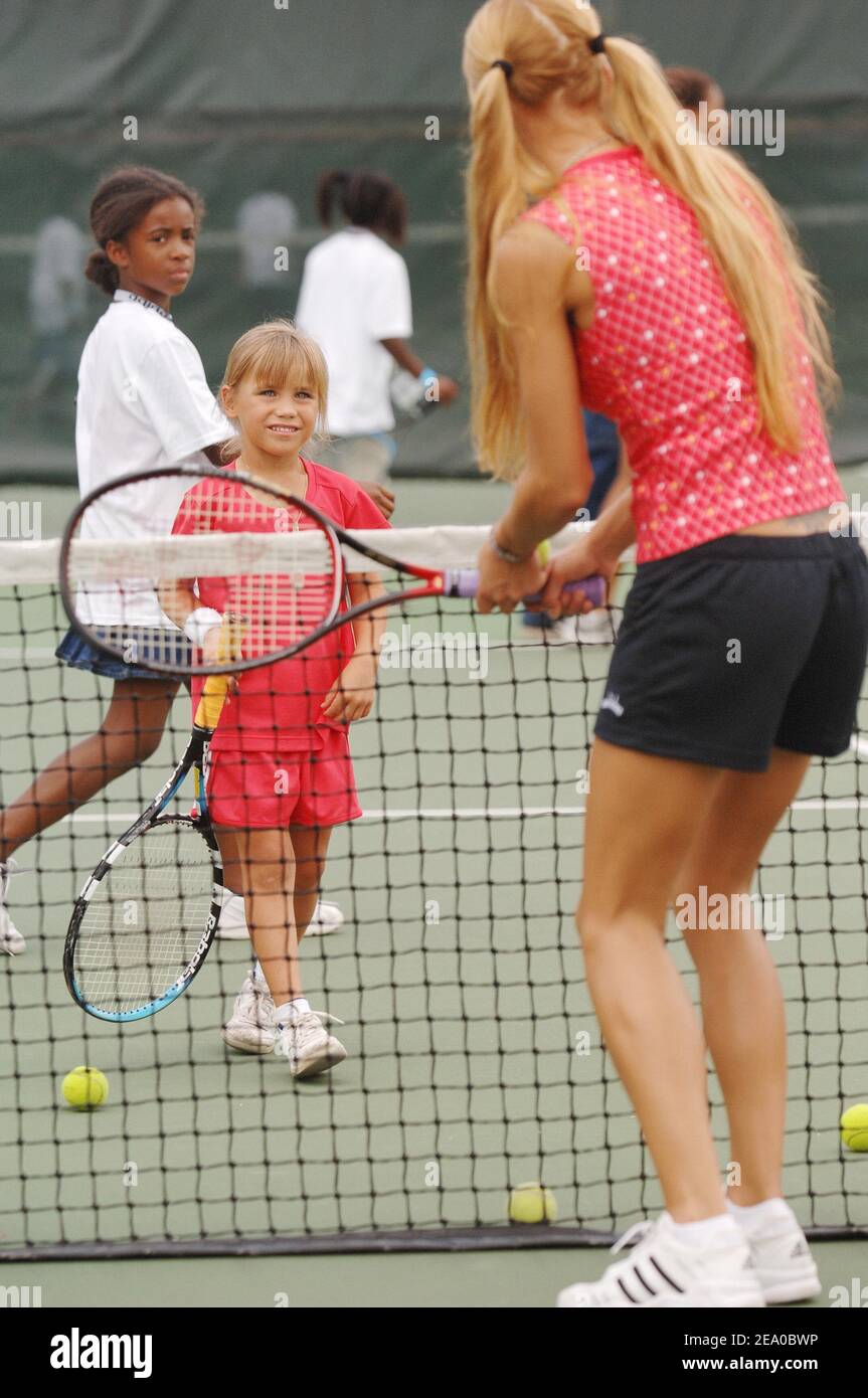 russian-tennis-player-anna-kournikova-plays-with-young-kids-during-the-adidas-clinic-in-miami-florida-on-march-21-2005-photo-by-corinne-dubreuilcameleonabaca-2EA0BWP.jpg