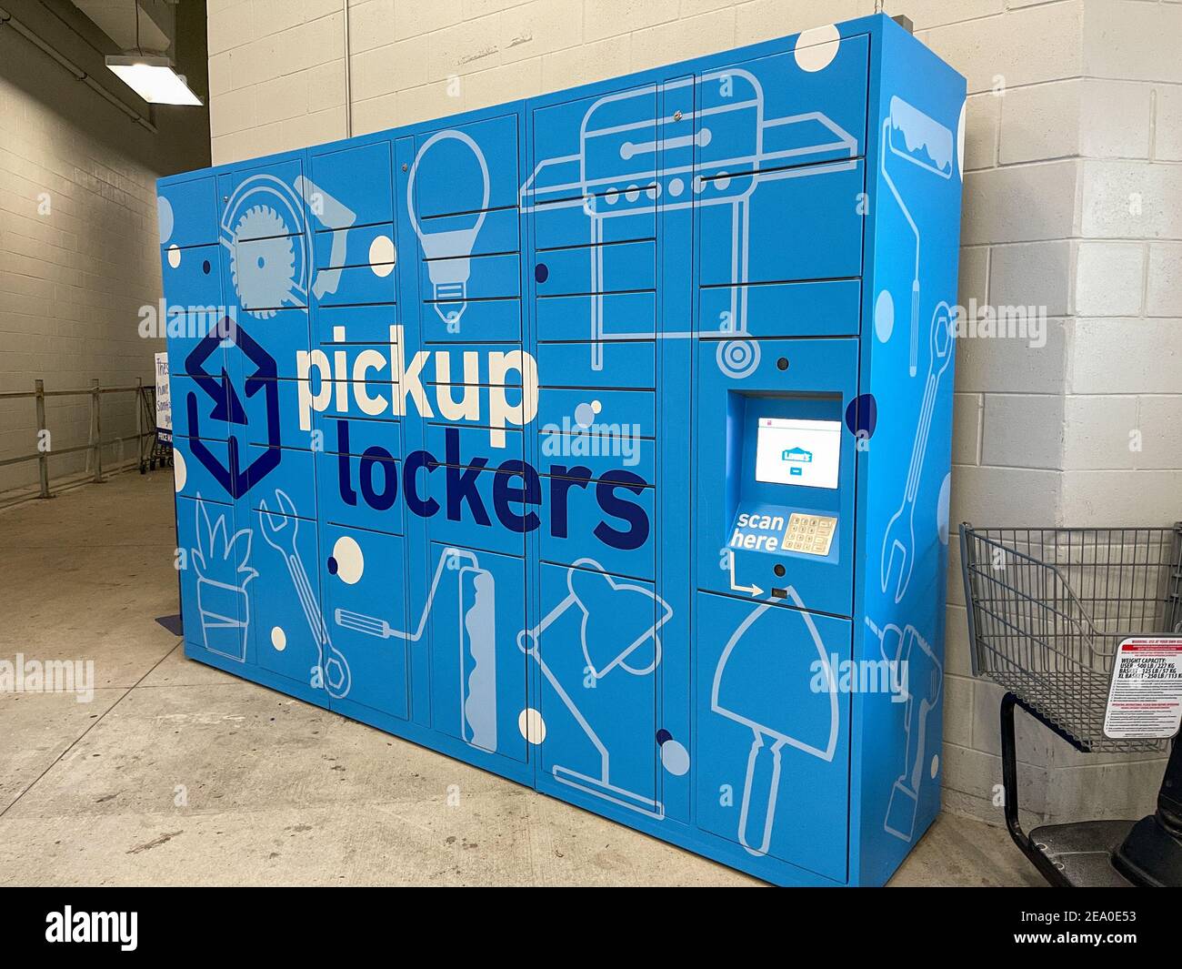 Lowes store interior hires stock photography and images Alamy