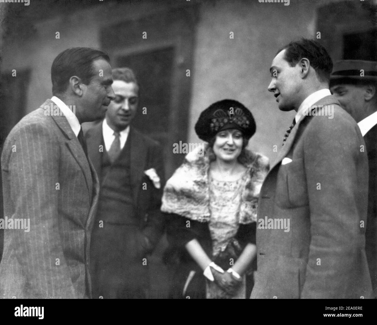 DOUGLAS FAIRBANKS SR and his Costume Designer MITCHELL LEISEN candid while working on pre-production for ROBIN HOOD 1922 with visitors Mrs LESLIE CARTER CHARLES RAY and JOHN DREW Stock Photo