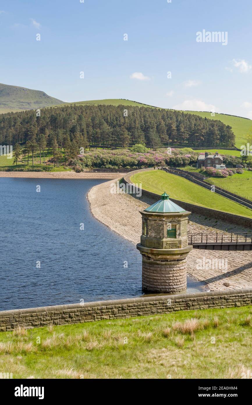 Kinder Reservoir, a water storage reservoir for drinking water in Peak District, Derbyshire, UK. The reservoir uses an earth dam construction Stock Photo