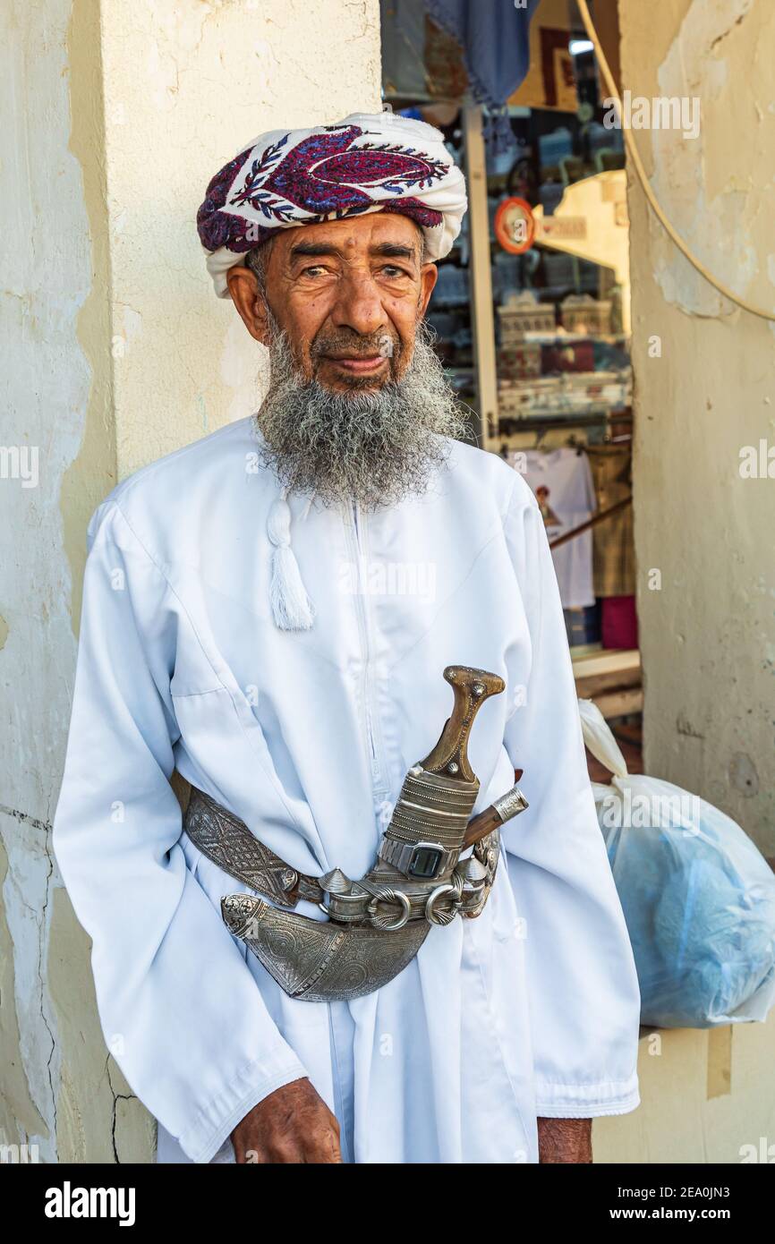 Middle East, Arabian Peninsula, Oman, Al Batinah South, Sinaw. Oct. 24, 2019. Omani man with khanjar knife at the Souk in Sinaw. Stock Photo