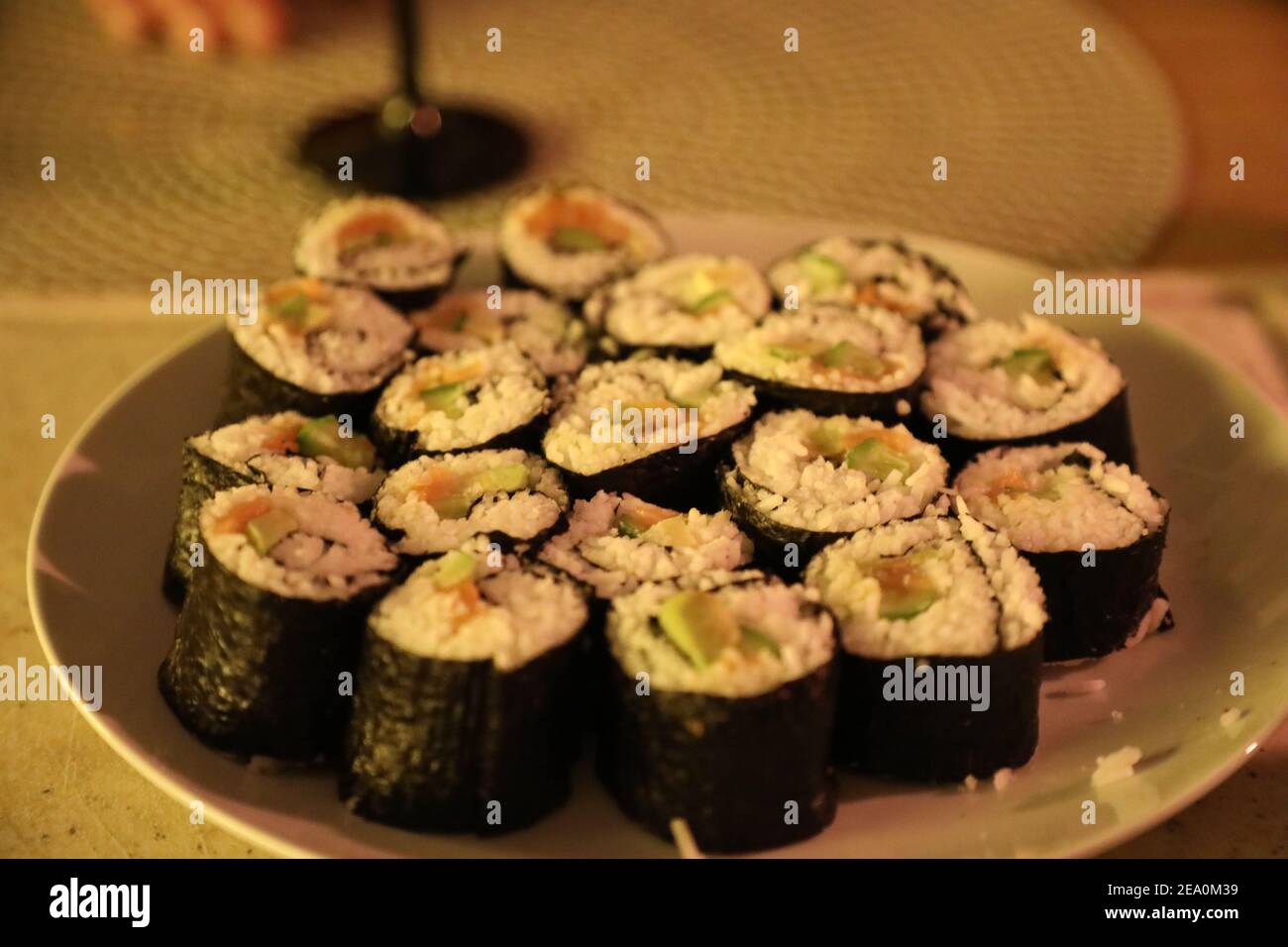 Sushi (jap. 寿司 oder すし, seltener auch 壽司, 鮨 oder 鮓) ist ein japanisches Gericht aus erkaltetem, gesäuertem Reis, ergänzt um Zutaten wie roher oder ge Stock Photo
