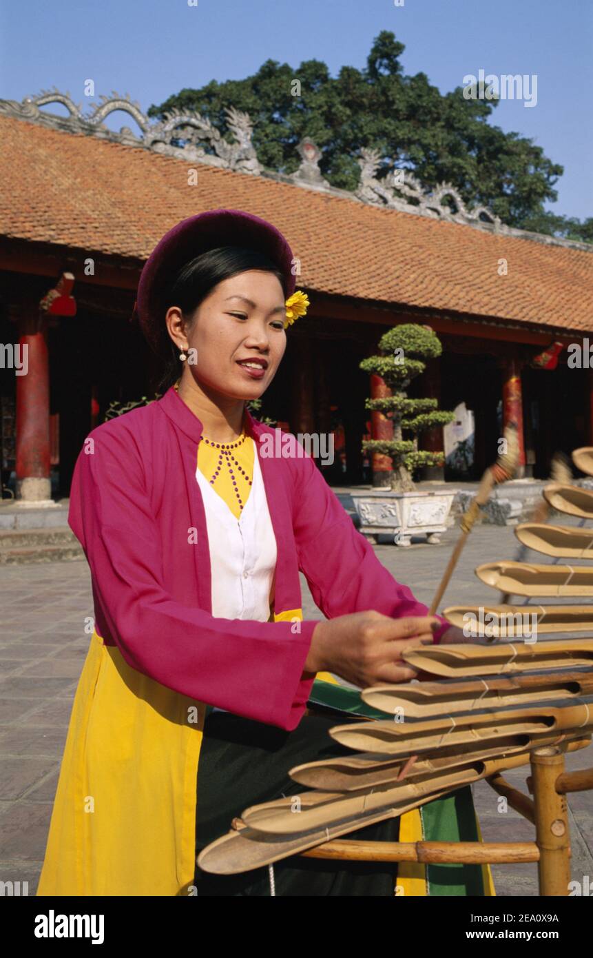 Asia, Vietnam, hanoi, Temple of Literature, Vietnamese woman wearing