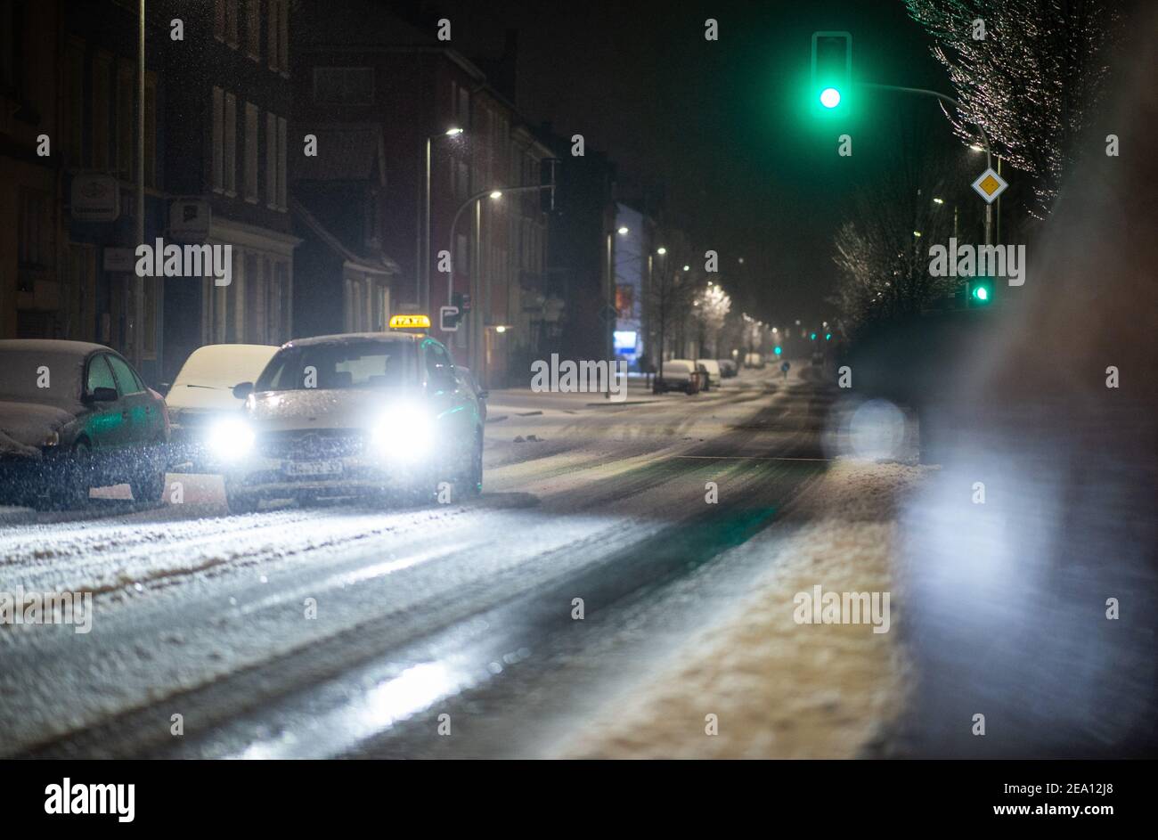 Gevelsberg, Germany. 07th Feb, 2021. A taxi drives along the snow-covered B7. The great onset of winter hit parts of Germany in the night to Sunday. Credit: Jonas Güttler/dpa/Alamy Live News Stock Photo