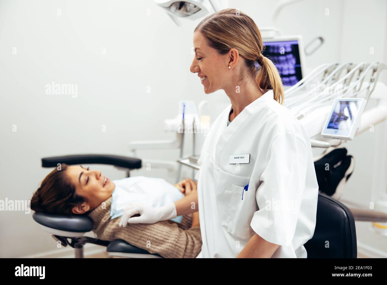 Doctor female patient hospital hi-res stock photography and images - Alamy