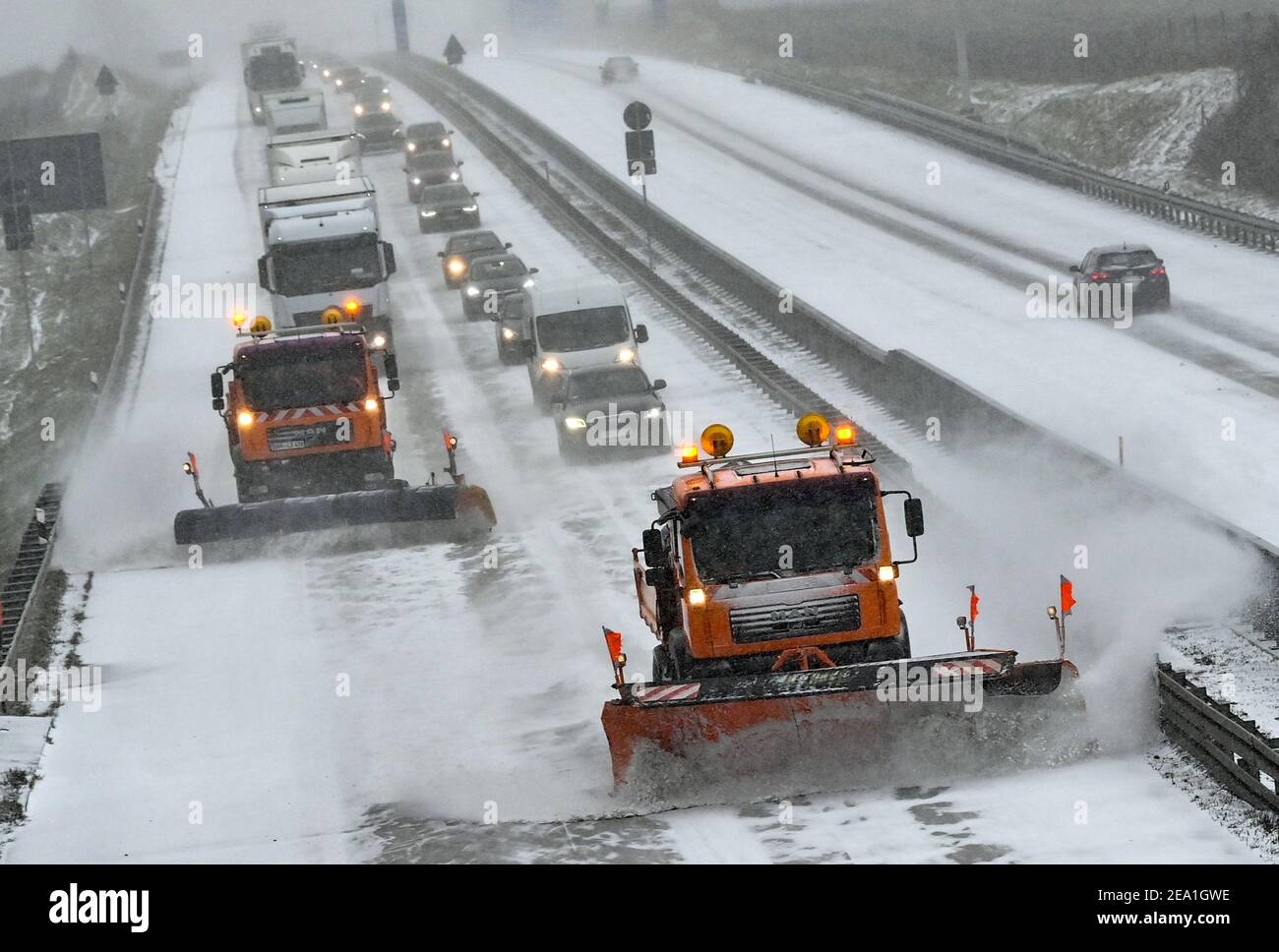 Jacobsdorf, Germany. 07th Feb, 2021. Two winter road clearance vehicles are driving on the A12 motorway near the Müllrose junction in the direction of Berlin. Credit: Patrick Pleul/dpa-Zentralbild/ZB/dpa/Alamy Live News Stock Photo
