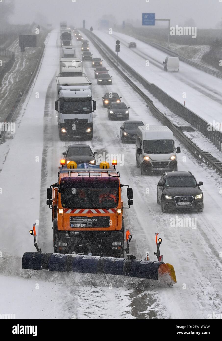 Jacobsdorf, Germany. 07th Feb, 2021. Two winter road clearance vehicles are driving on the A12 motorway near the Müllrose junction in the direction of Berlin. Credit: Patrick Pleul/dpa-Zentralbild/ZB/dpa/Alamy Live News Stock Photo