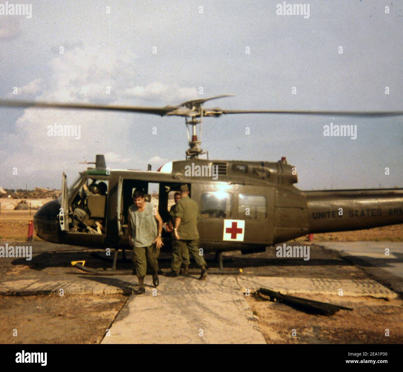 USA Vietnam-Krieg / Vietnam War - 12th Evacuation Hospital Cu Chi Heli Pad with Bell UH-1D Stock Photo