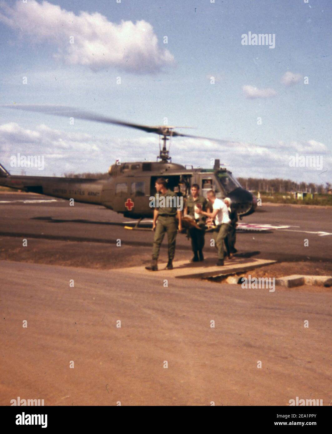 USA Vietnam-Krieg / Vietnam War - 24th Evacuation Hospital Long Binh - Heli Pad Bell UH-1D / Bell Huey Stock Photo