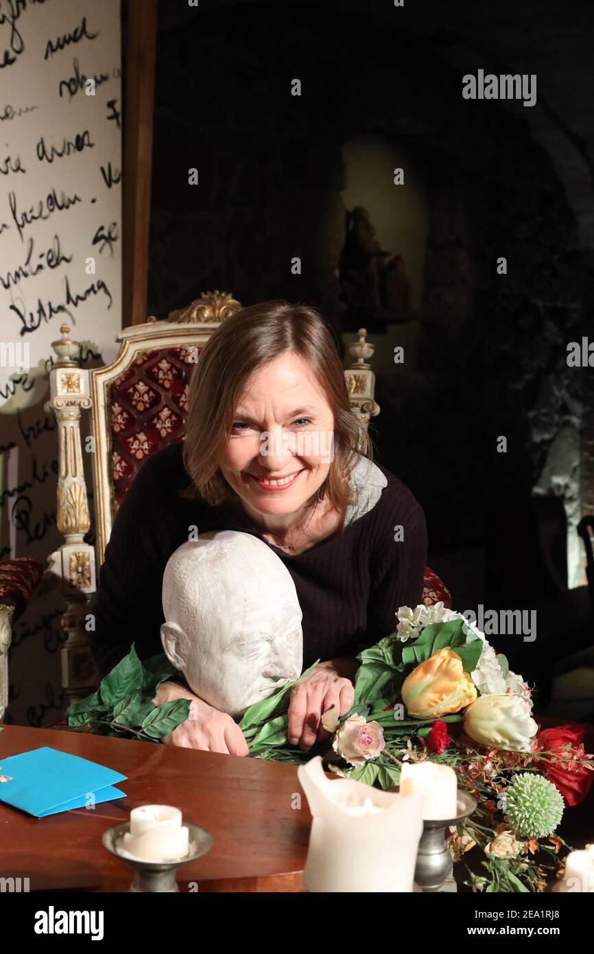 Josephine Hoppe Tochter Von Rolf Hoppe Bei Der Aufzeichnung Der Fernsehsendung Zum 100 Geburtstag Von Herbert Kofer In Hoppes Hoftheater In Dresden Stock Photo Alamy