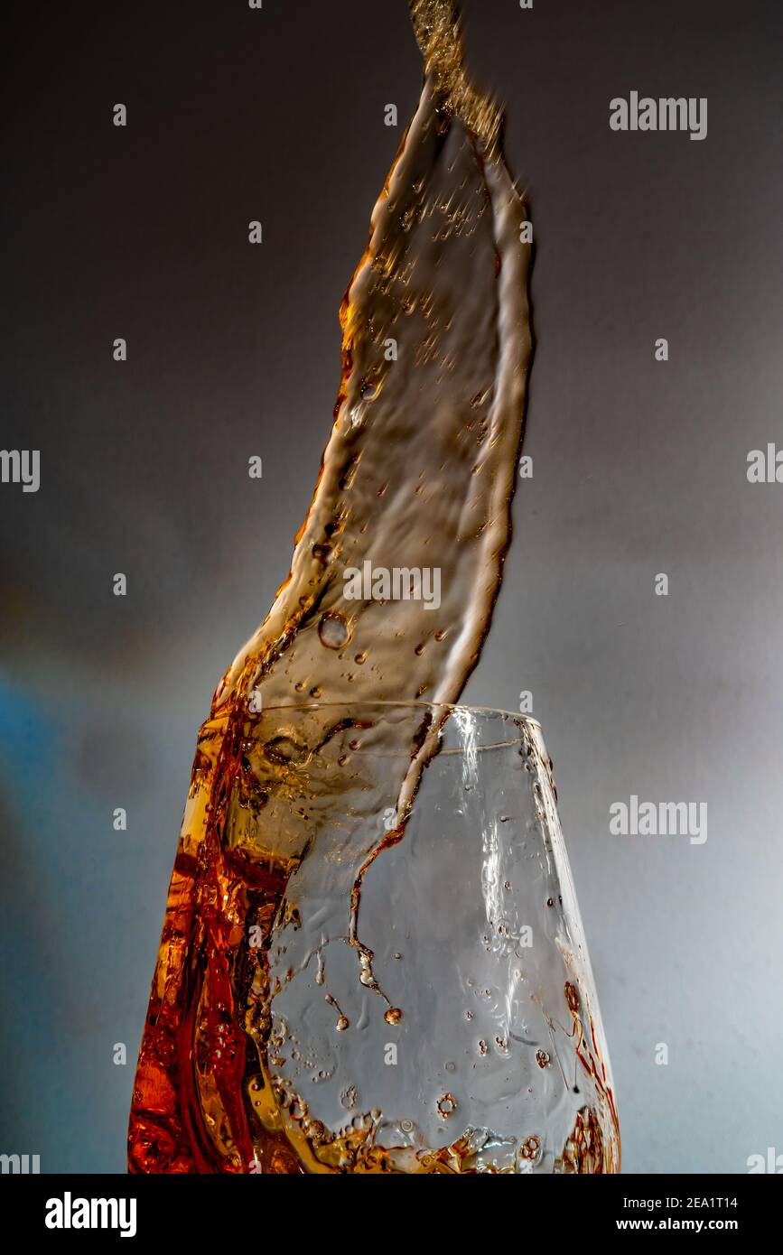 Highspeed Spielerei mit Flüssigkeiten und einem Weinglas Stock Photo