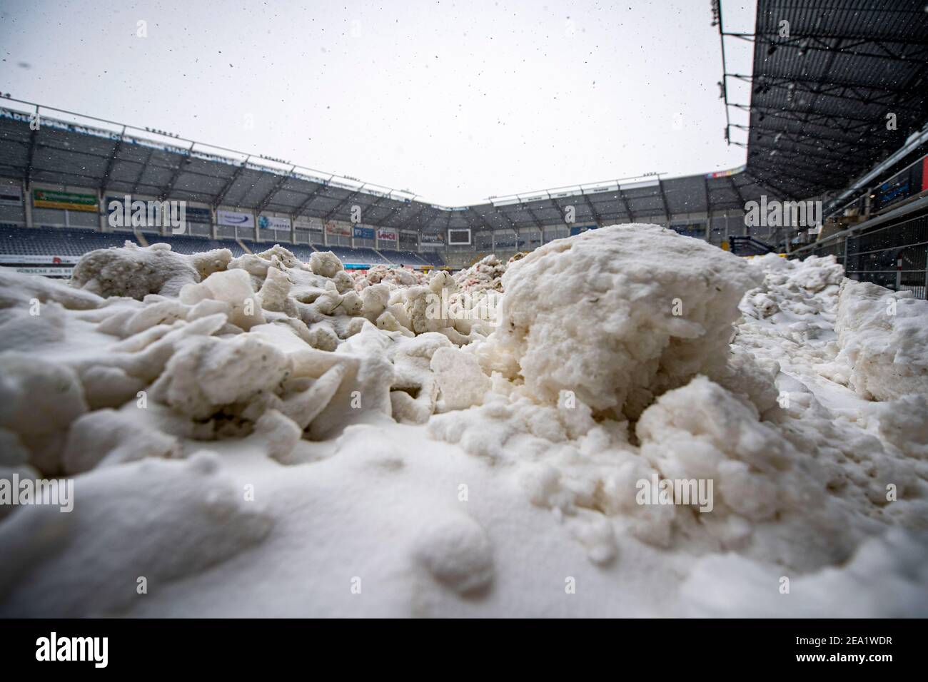 Paderborn, Germany. 07th Feb, 2021. Football: 2. Bundesliga, SC Paderborn 07 - 1. FC Heidenheim, Matchday 20, at Benteler Arena. Chunks of snow are lying on the side of the pitch. Due to the heavy snowfall, the match has been cancelled shortly before kick-off. Credit: David Inderlied/dpa - IMPORTANT NOTE: In accordance with the regulations of the DFL Deutsche Fußball Liga and/or the DFB Deutscher Fußball-Bund, it is prohibited to use or have used photographs taken in the stadium and/or of the match in the form of sequence pictures and/or video-like photo series./dpa/Alamy Live News Stock Photo