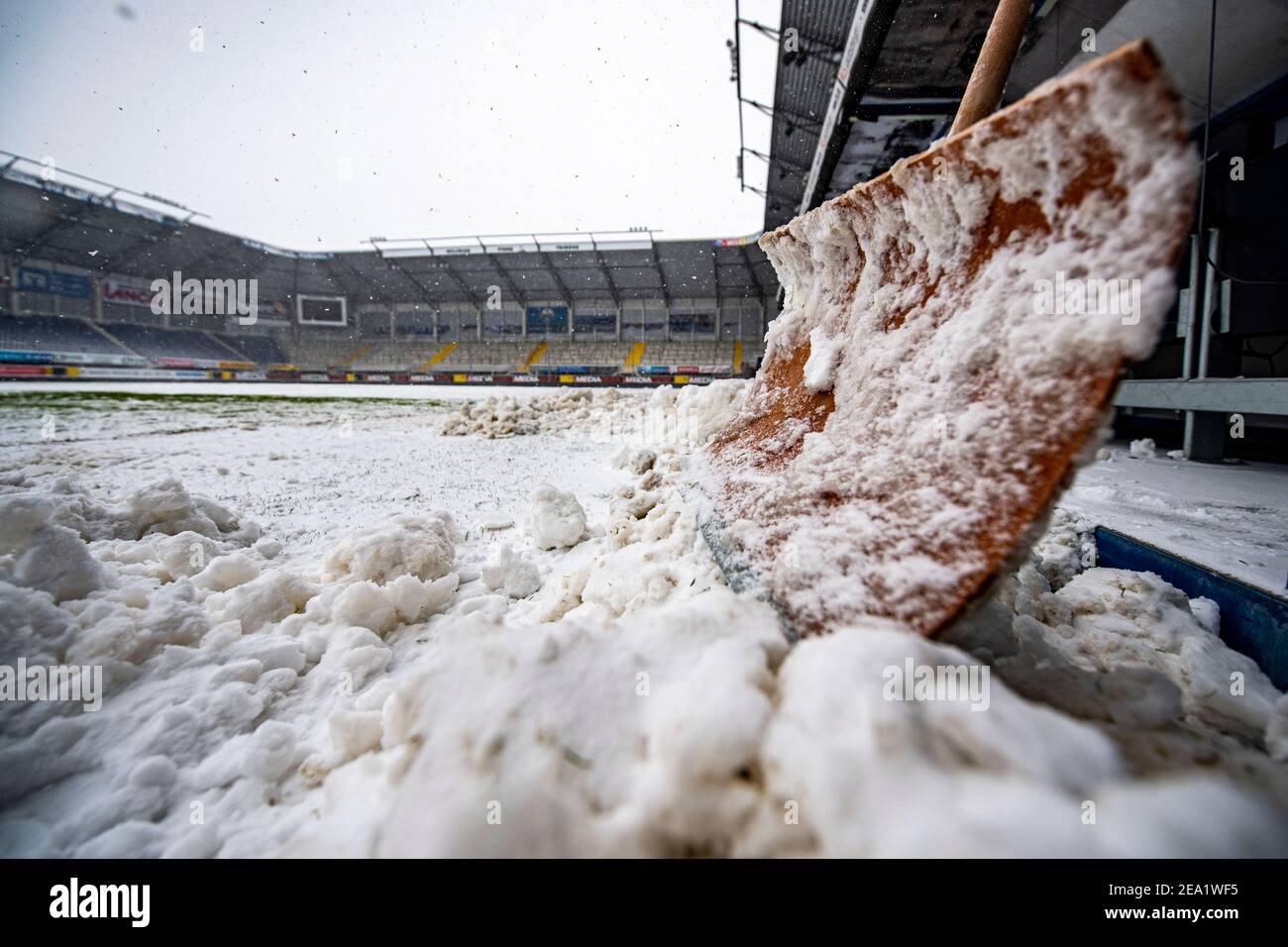 07 February 2021, North Rhine-Westphalia, Paderborn: Football: 2. Bundesliga, SC Paderborn 07 - 1. FC Heidenheim, Matchday 20, at Benteler Arena. A shovel stands by the coach's bench, chunks of snow lie on the side of the pitch. Helpers had been clearing the pitch of snow since early morning. Due to the heavy snowfall, the match was nevertheless cancelled shortly before kick-off. Photo: David Inderlied/dpa - IMPORTANT NOTE: In accordance with the regulations of the DFL Deutsche Fußball Liga and/or the DFB Deutscher Fußball-Bund, it is prohibited to use or have used photographs taken in the sta Stock Photo