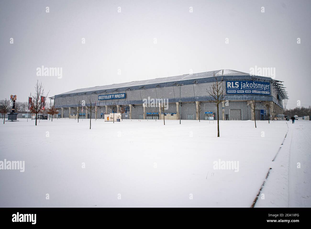 07 February 2021, North Rhine-Westphalia, Paderborn: Football: 2. Bundesliga, SC Paderborn 07 - 1. FC Heidenheim, Matchday 20, at Benteler-Arena. Exterior view of the Benteler-Arena, whose forecourt is covered with snow. Due to the heavy snowfall, the match has been cancelled shortly before kick-off. Photo: David Inderlied/dpa - IMPORTANT NOTE: In accordance with the regulations of the DFL Deutsche Fußball Liga and/or the DFB Deutscher Fußball-Bund, it is prohibited to use or have used photographs taken in the stadium and/or of the match in the form of sequence pictures and/or video-like photo Stock Photo