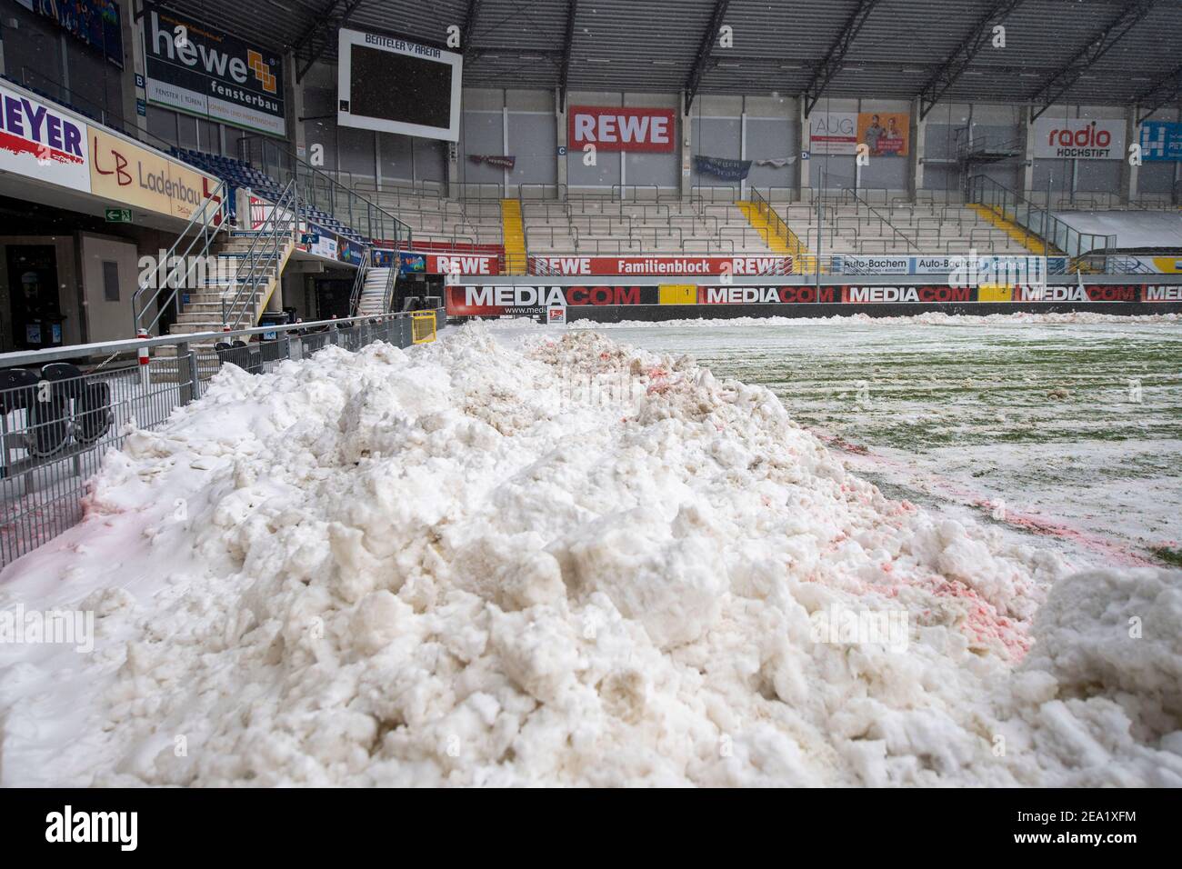 Paderborn, Germany. 07th Feb, 2021. Football: 2. Bundesliga, SC Paderborn 07 - 1. FC Heidenheim, Matchday 20, at Benteler Arena. Chunks of snow are lying on the side of the pitch. Due to the heavy snowfall, the match has been cancelled shortly before kick-off. Credit: David Inderlied/dpa - IMPORTANT NOTE: In accordance with the regulations of the DFL Deutsche Fußball Liga and/or the DFB Deutscher Fußball-Bund, it is prohibited to use or have used photographs taken in the stadium and/or of the match in the form of sequence pictures and/or video-like photo series./dpa/Alamy Live News Stock Photo