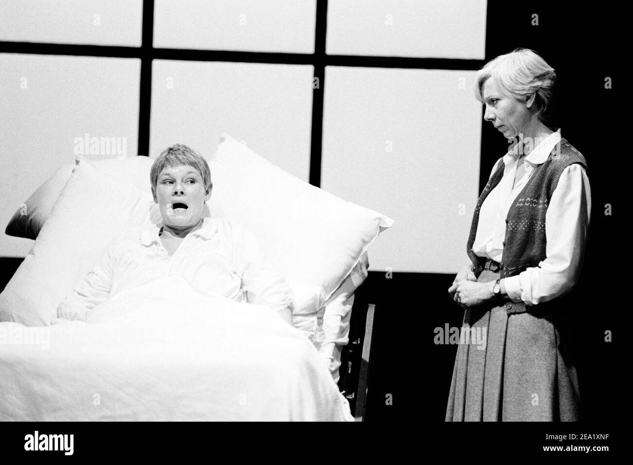 l-r: Judi Dench (Deborah), Anna Massey (Pauline) in A KIND OF ALASKA by Harold Pinter at the Cottesloe Theatre, National Theatre (NT), London SE1  13/10/1982  part of the OTHER PLACES trilogy  design & lighting: John Bury  director: Peter Hall Stock Photo
