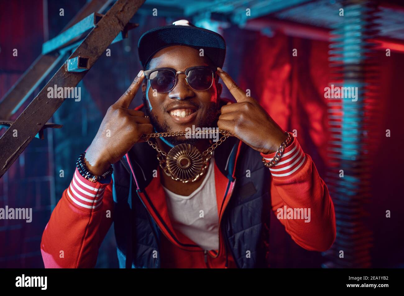 Rapper gold chain hi-res stock photography and images - Alamy