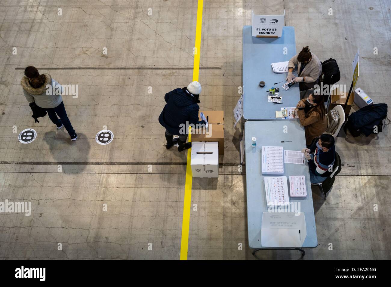 Madrid, Spain. 07th Feb, 2021. An Ecuadorian woman casts her vote. Approximately 68,000 Ecuadorians are called to vote in Madrid in the presidential and legislative elections under strict biosecurity measures due to the covid-19 pandemic. More than 179,000 people from Ecuador can vote today in Spain. Credit: Marcos del Mazo/Alamy Live News Stock Photo