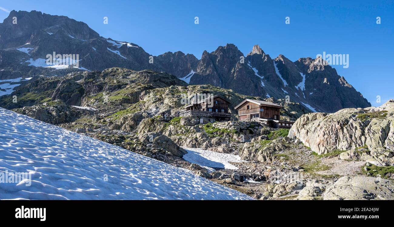 Refuge du Lac Blanc, in the back mountain top, Chamonix-Mont-Blanc, Haute-Savoie, France Stock Photo
