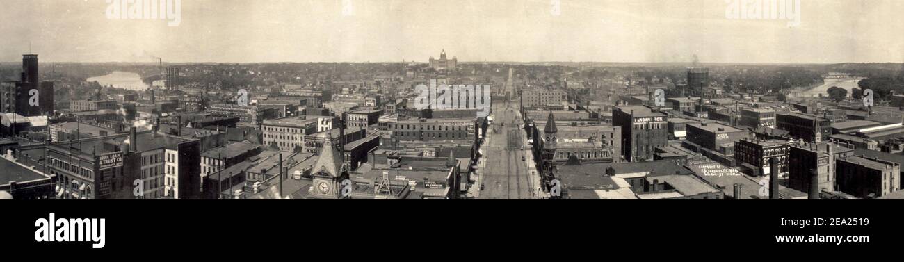 Des Moines, Iowa, looking east, circa 1907 Stock Photo