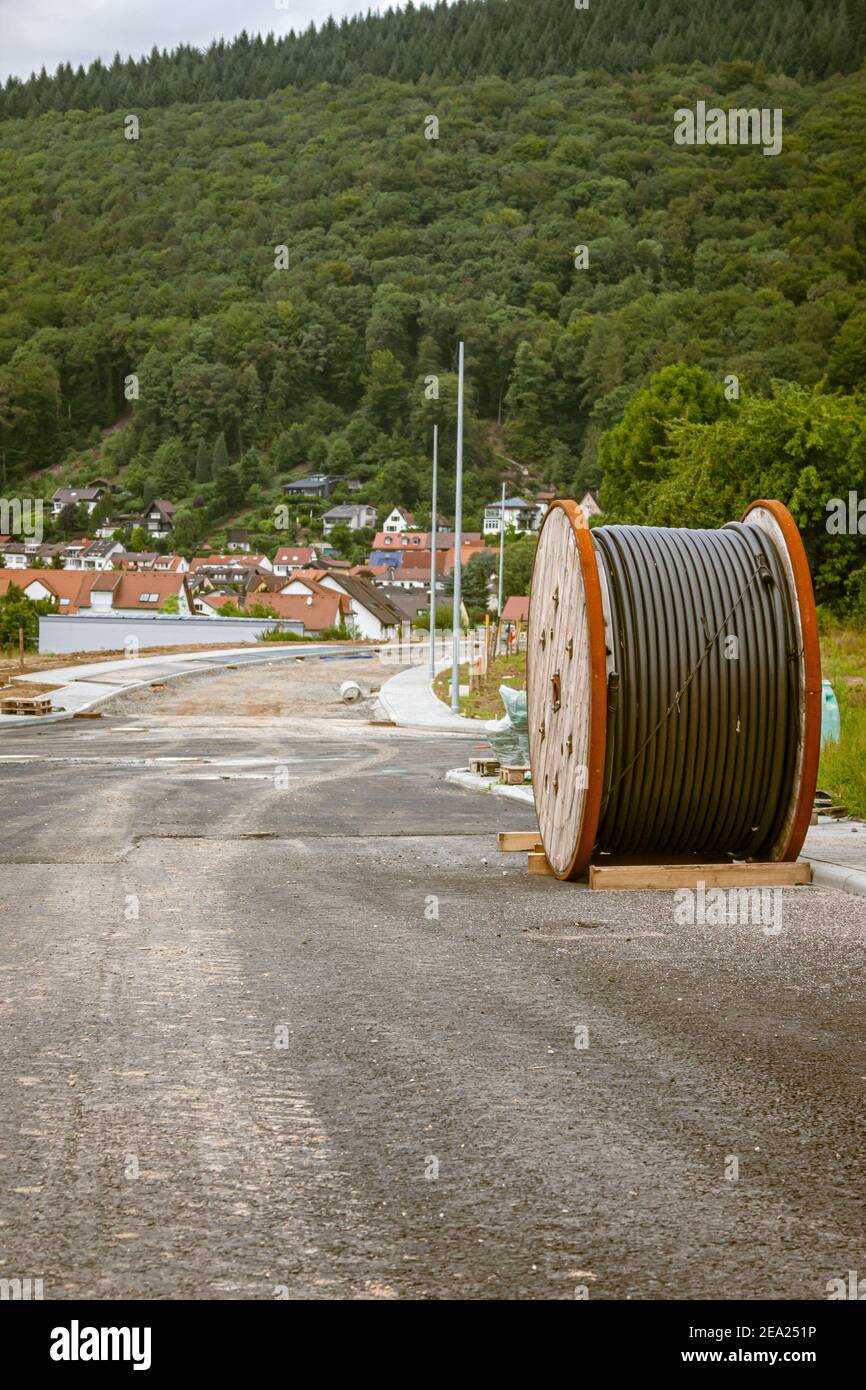 Cable drum for power cable during road construction in a new