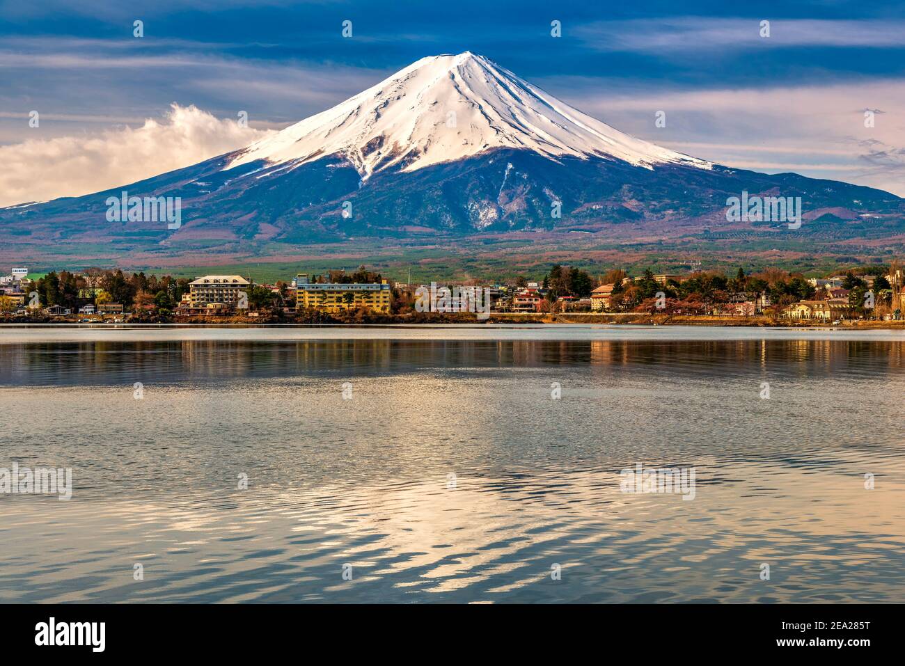 Lake Kawaguchi with the iconic Mount Fuji, Fujikawaguchiko, Honshu, Japan Stock Photo