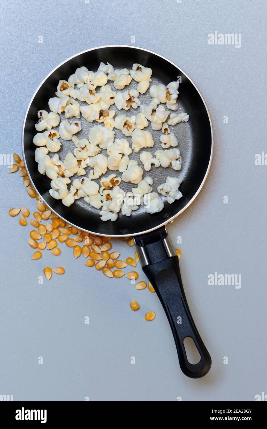 Popcorn in pan and corn kernels Stock Photo Alamy
