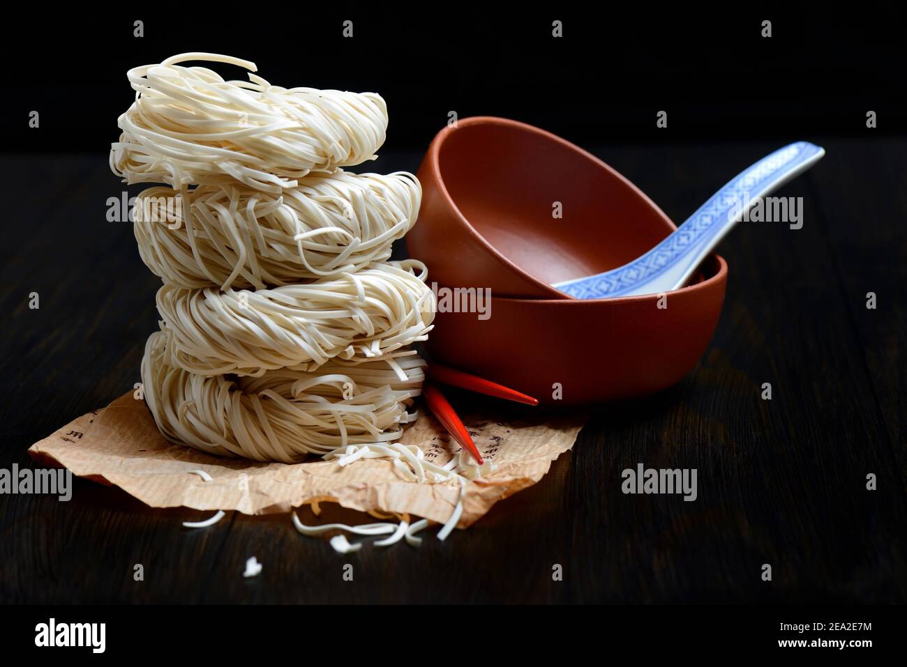 Chinese noodles and bowls, uncooked, nest noodles, nest noodles Stock Photo Alamy