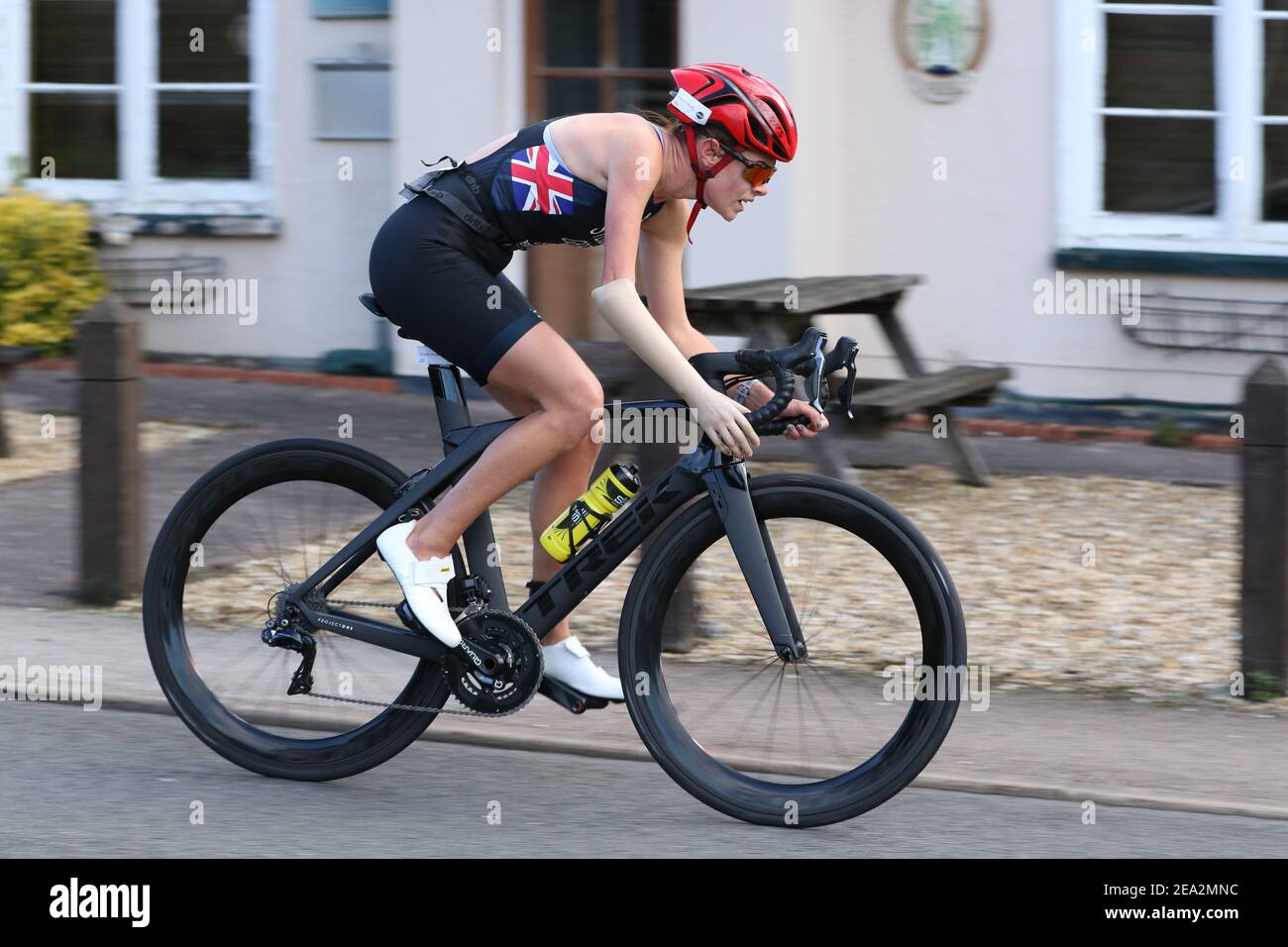 Lauren Steadman on the bike cycling in the Box Sprint Triathlon Sep