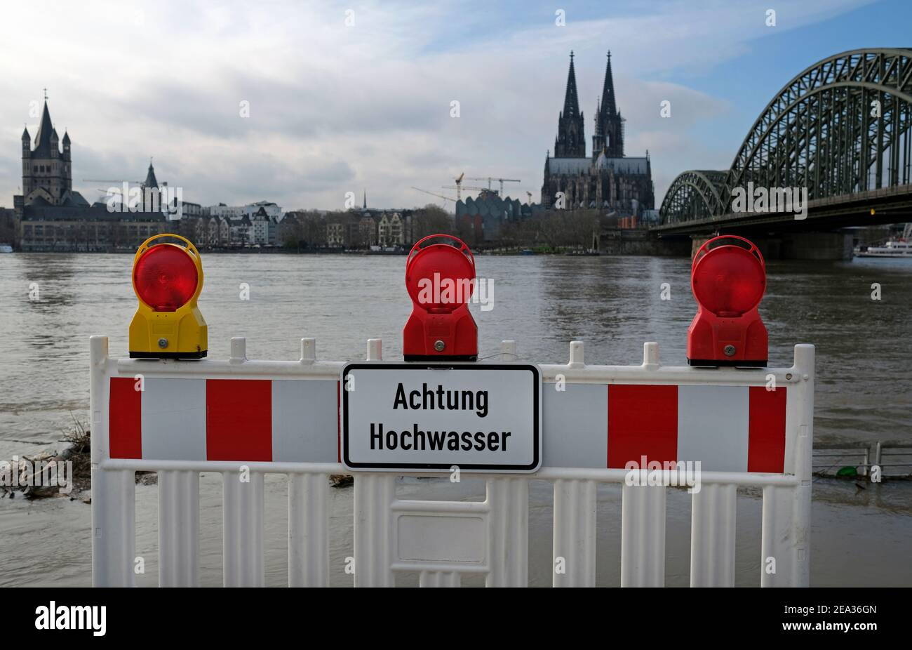 Extreme weather: Warning sign in German at the entrance to a flooded pedestrian zone in Cologne, Germany Stock Photo