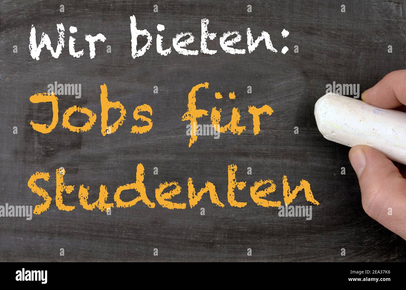 Wir bieten Jobs für Studenten Hand schreibt auf Kreidetafel Stock Photo