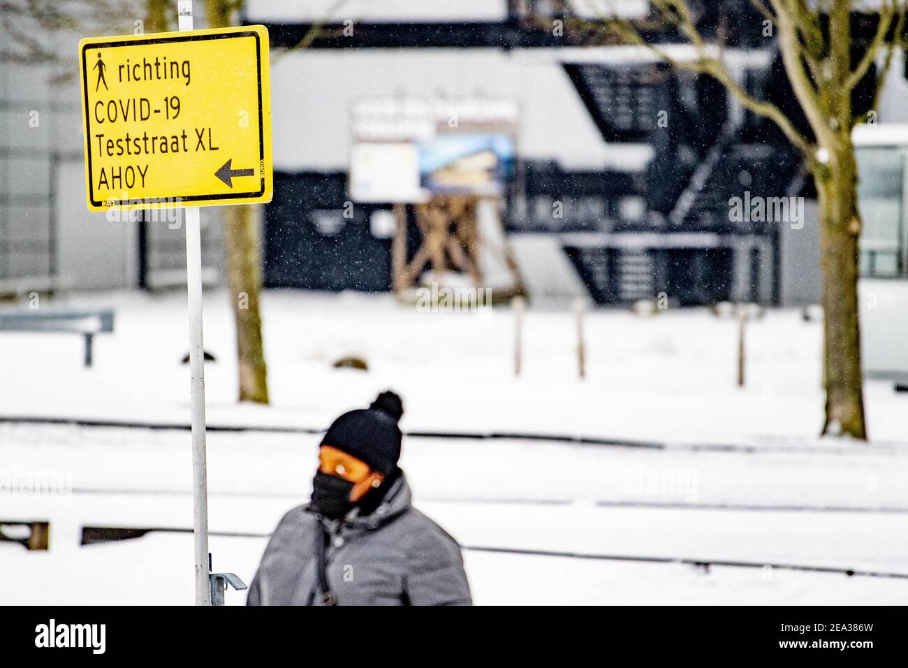 Daily Life Affected By The Snowfall In Rotterdam Netherlands On February 07 2021 The Knmi Has Issued A Code Red For The Entire Country On Sunday This Is Due To Poor Visibility