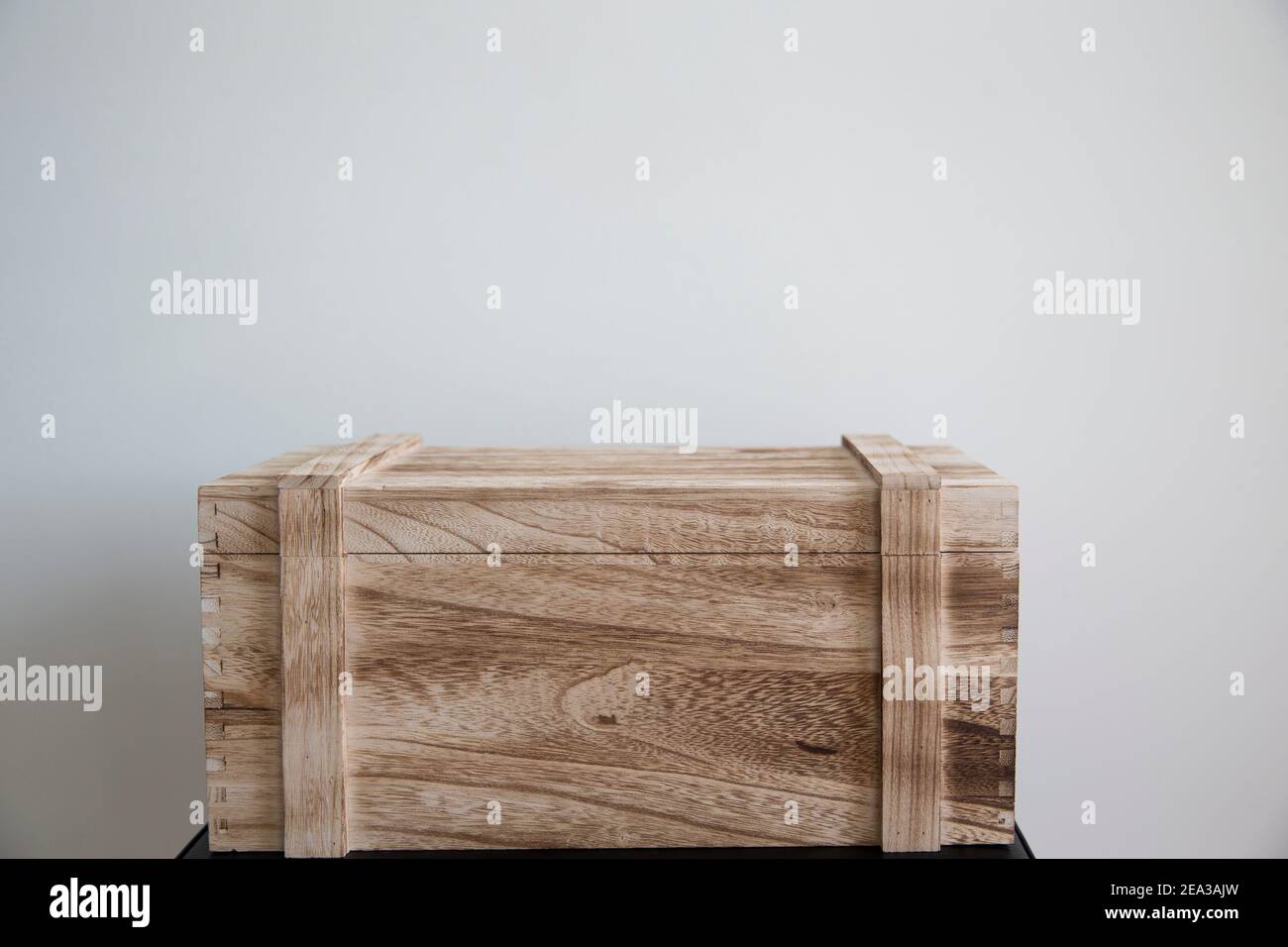 Old wood chest jewelry box closed isolated on white background. Small  miniature vintage treasure chest for keeping jewelry such as necklace,  rings or Stock Photo - Alamy