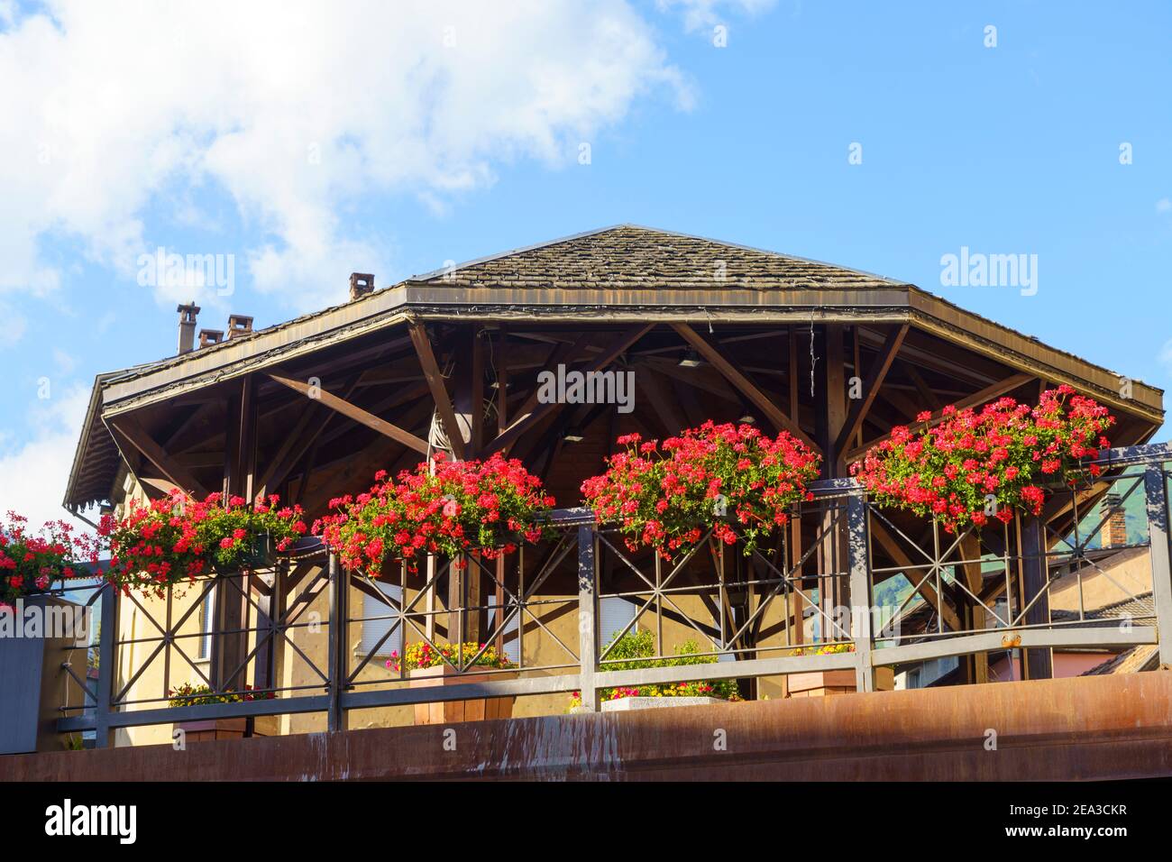 Gazebo in legno hi-res stock photography and images - Alamy